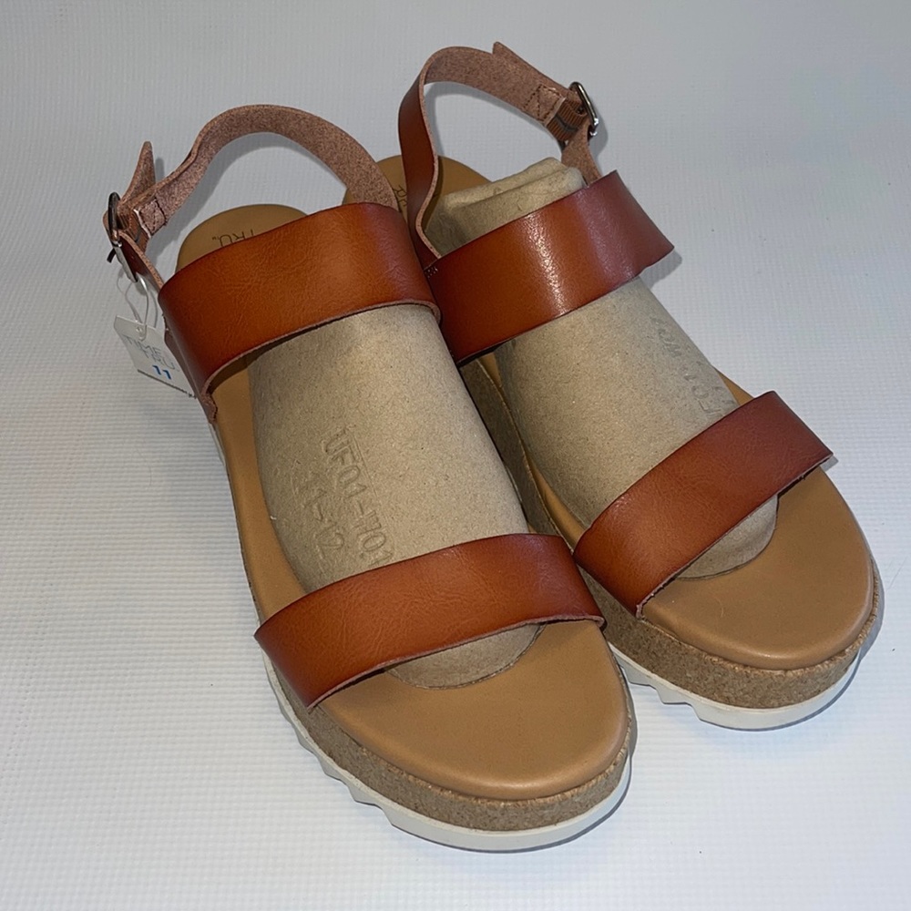 TIME & TRU size 11 brown, cork and white platform sandals. NWT